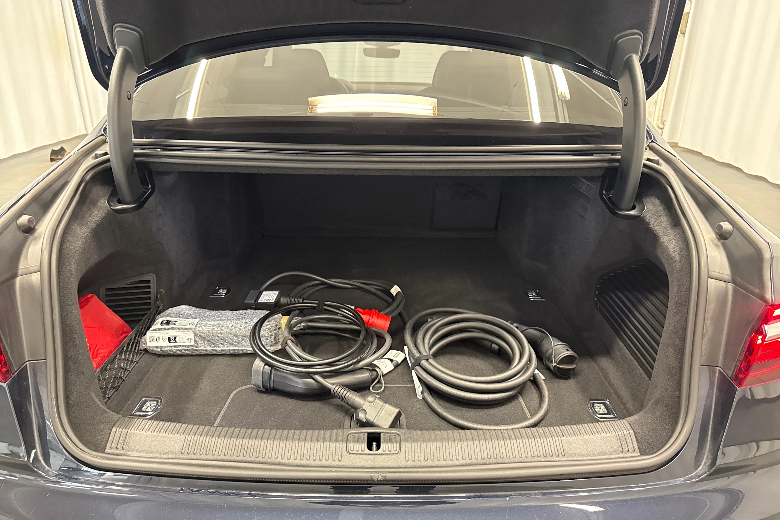 sininen Audi A8 2025 kuva 42.