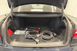 sininen Audi A8 2025 kuva 42.