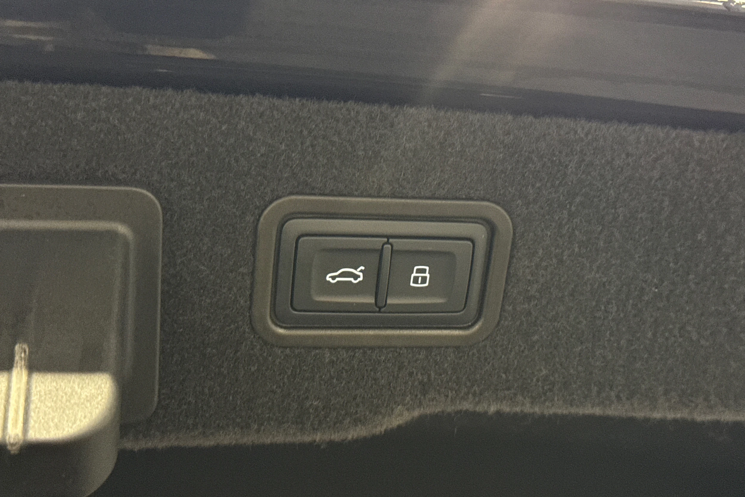 sininen Audi A8 2025 kuva 43.