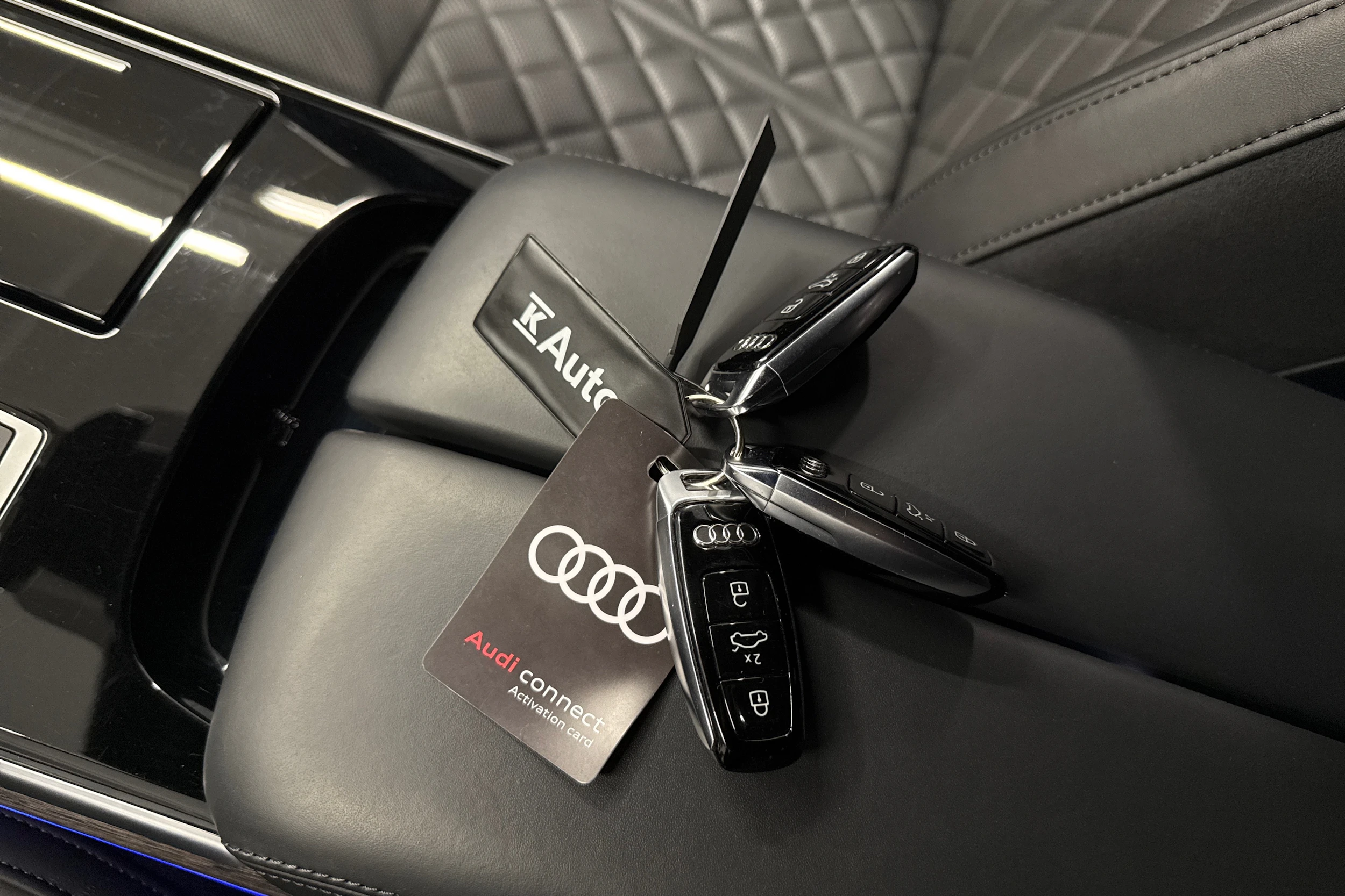 sininen Audi A8 2025 kuva 44.