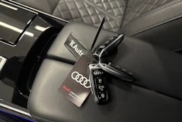 sininen Audi A8 2025 kuva 44.