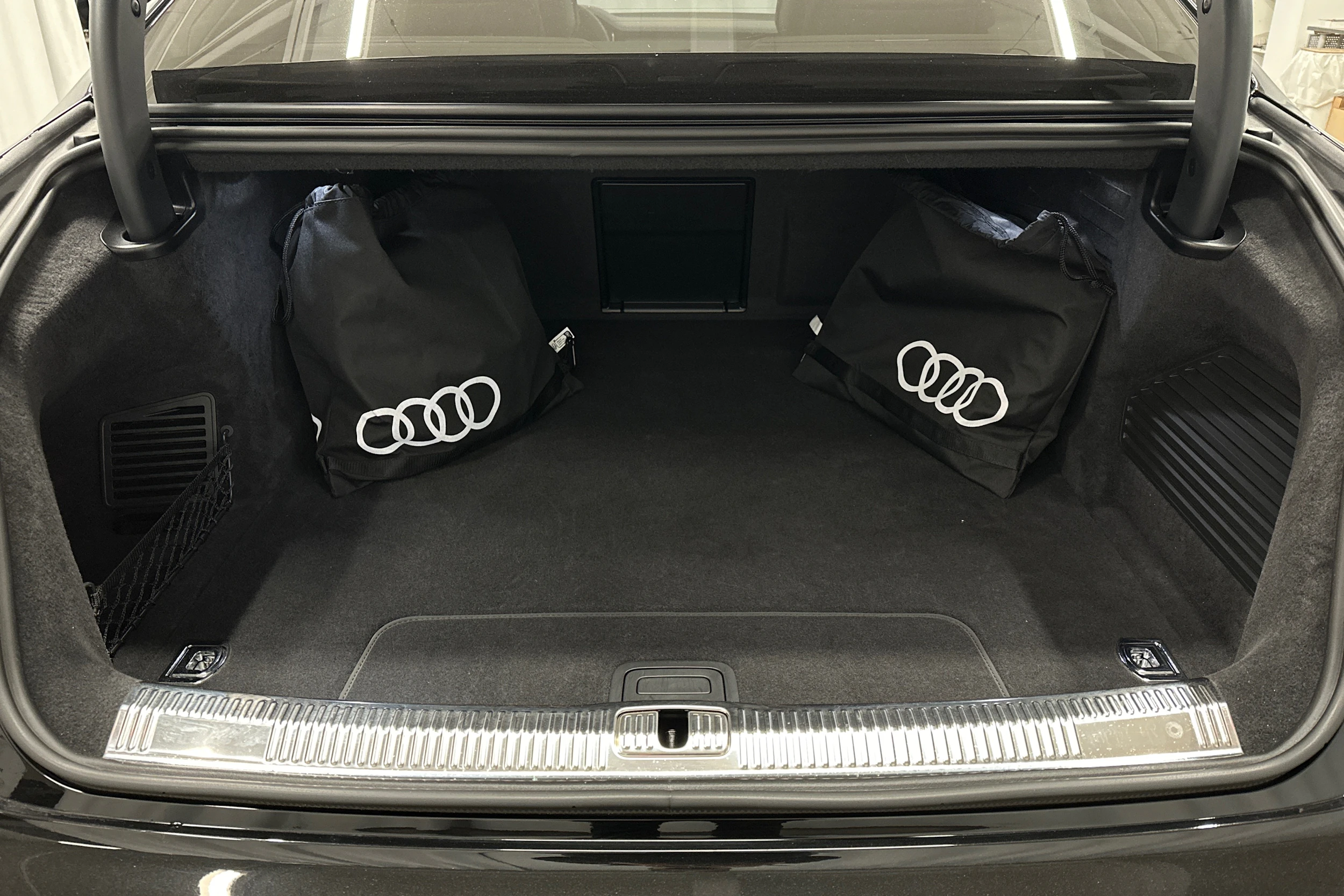 musta Audi A8 2025 kuva 11.