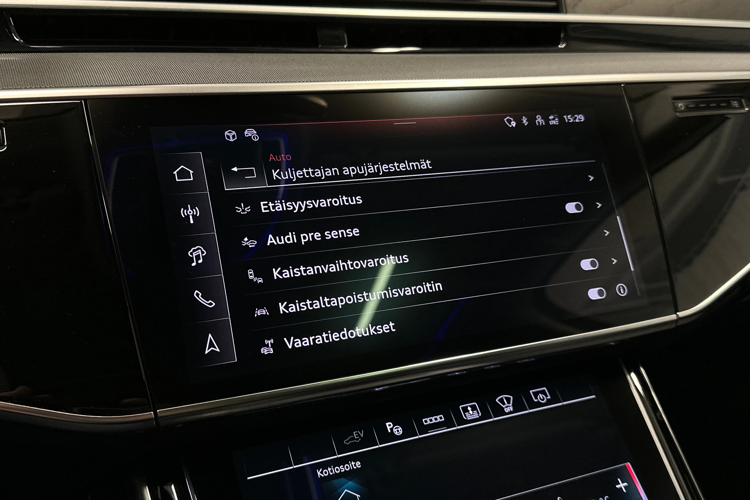 musta Audi A8 2025 kuva 23.