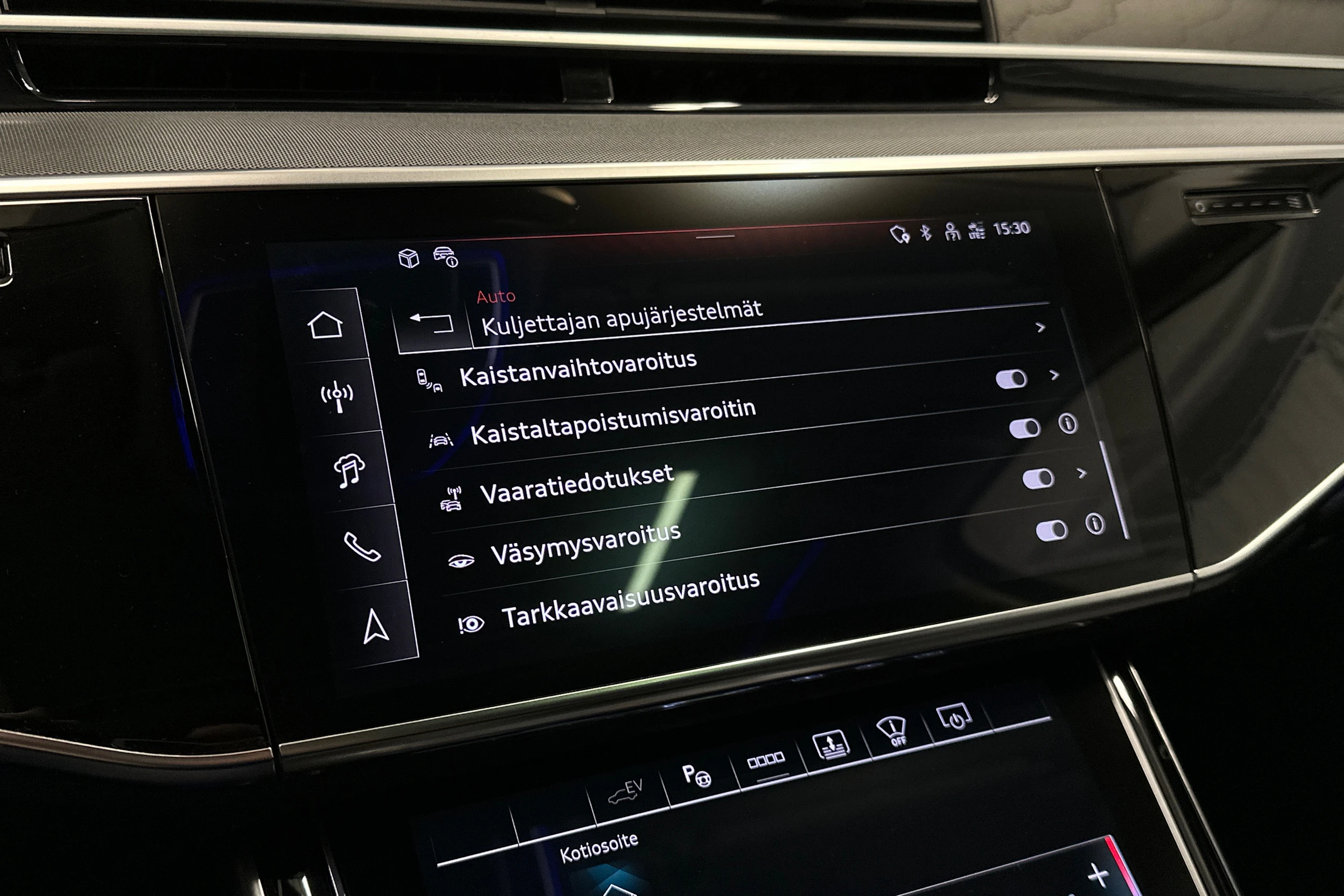 musta Audi A8 2025 kuva 24.