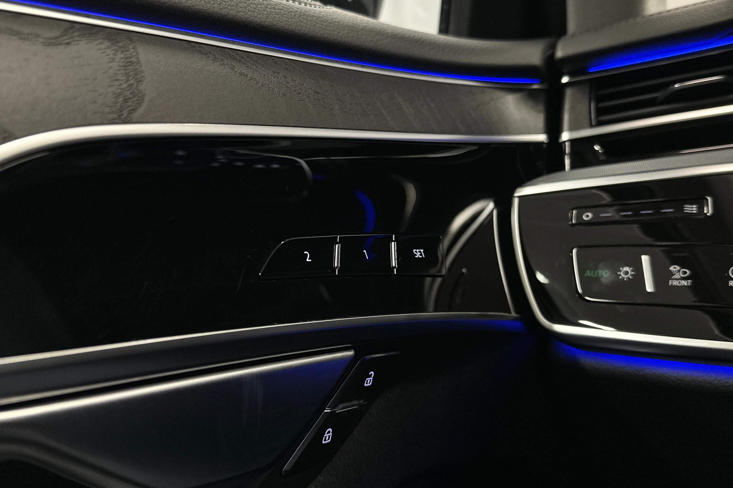 musta Audi A8 2025 kuva 28.