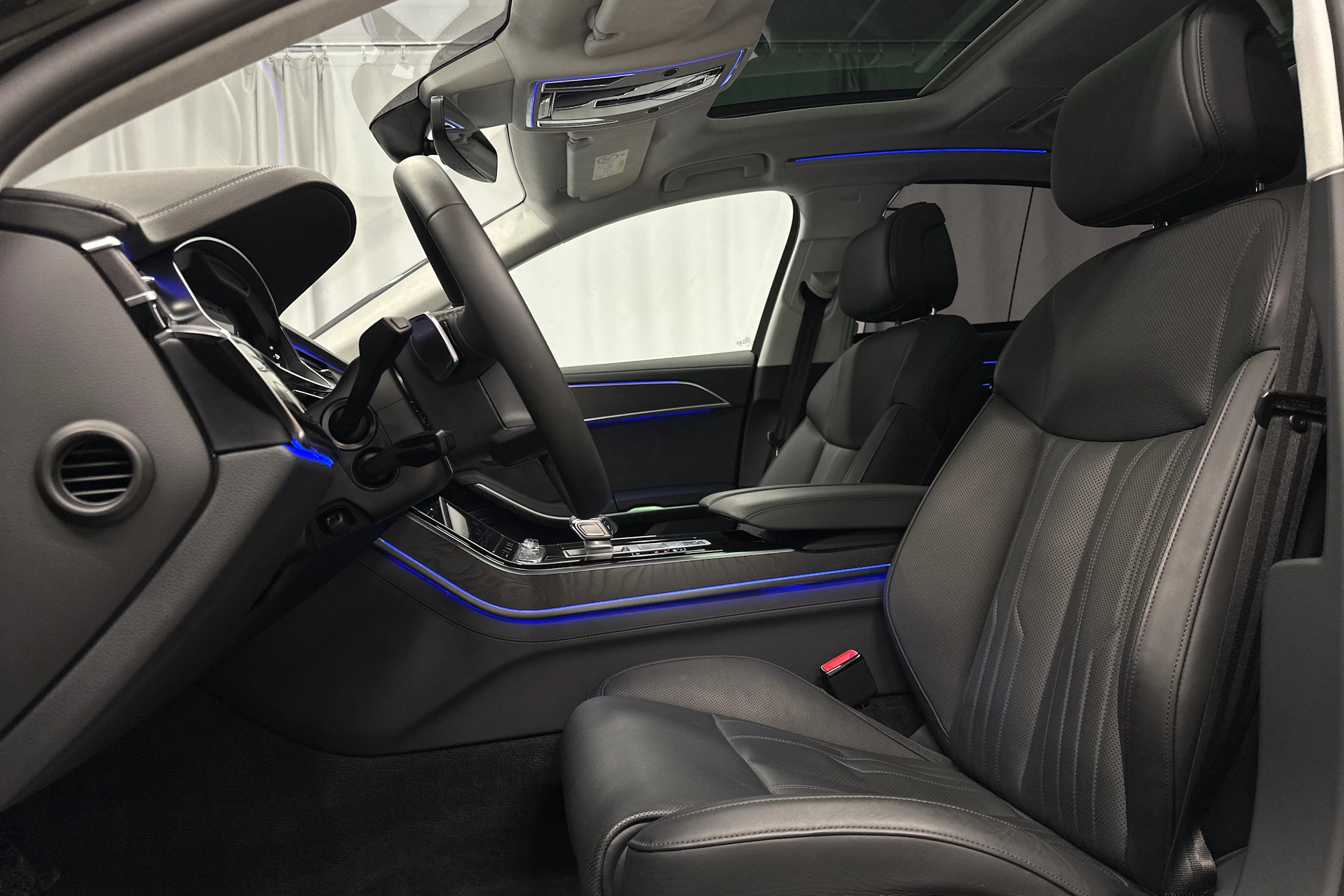 musta Audi A8 2025 kuva 29.