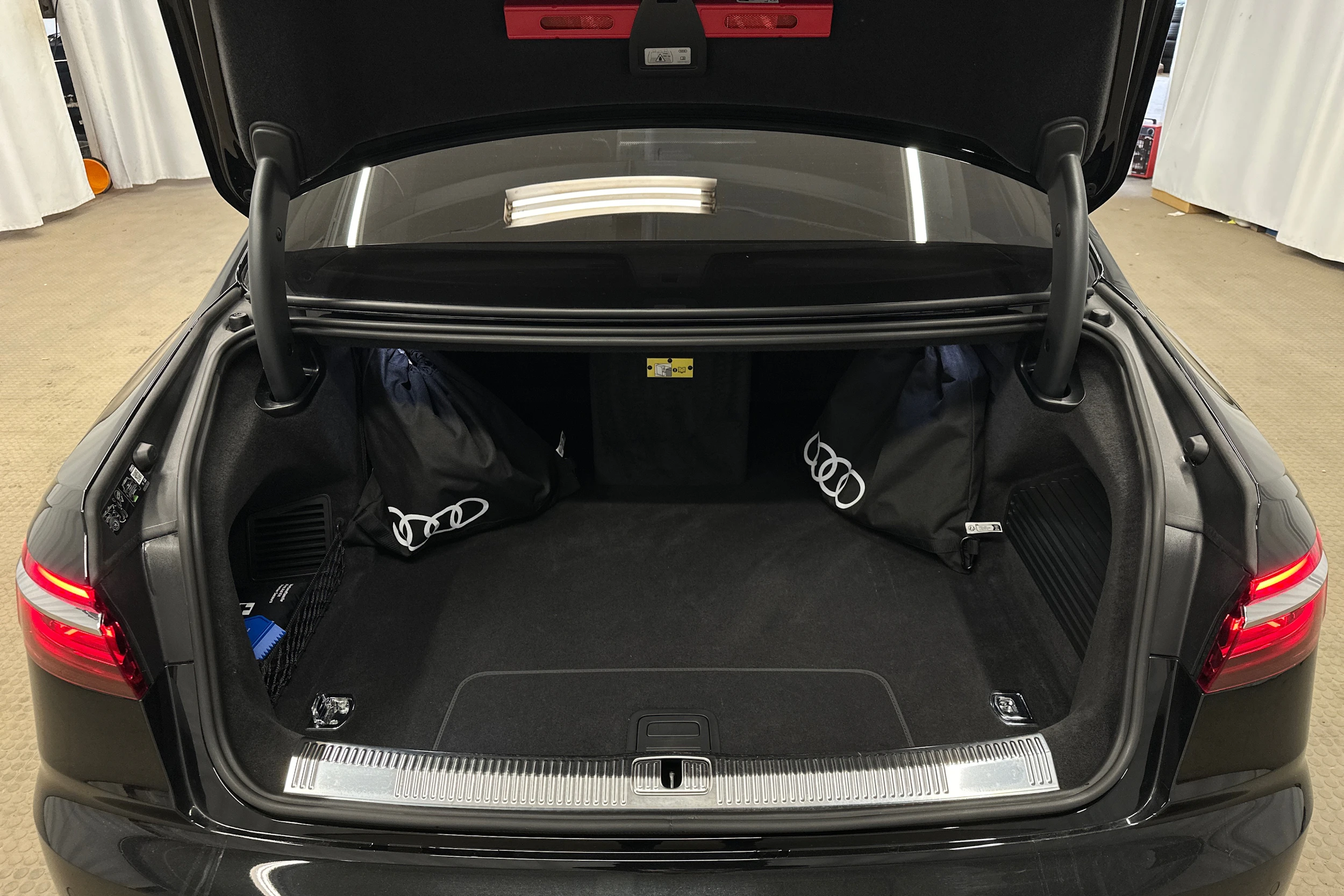 musta Audi A8 2025 kuva 37.