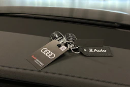 musta Audi A8 2025 kuva 39.