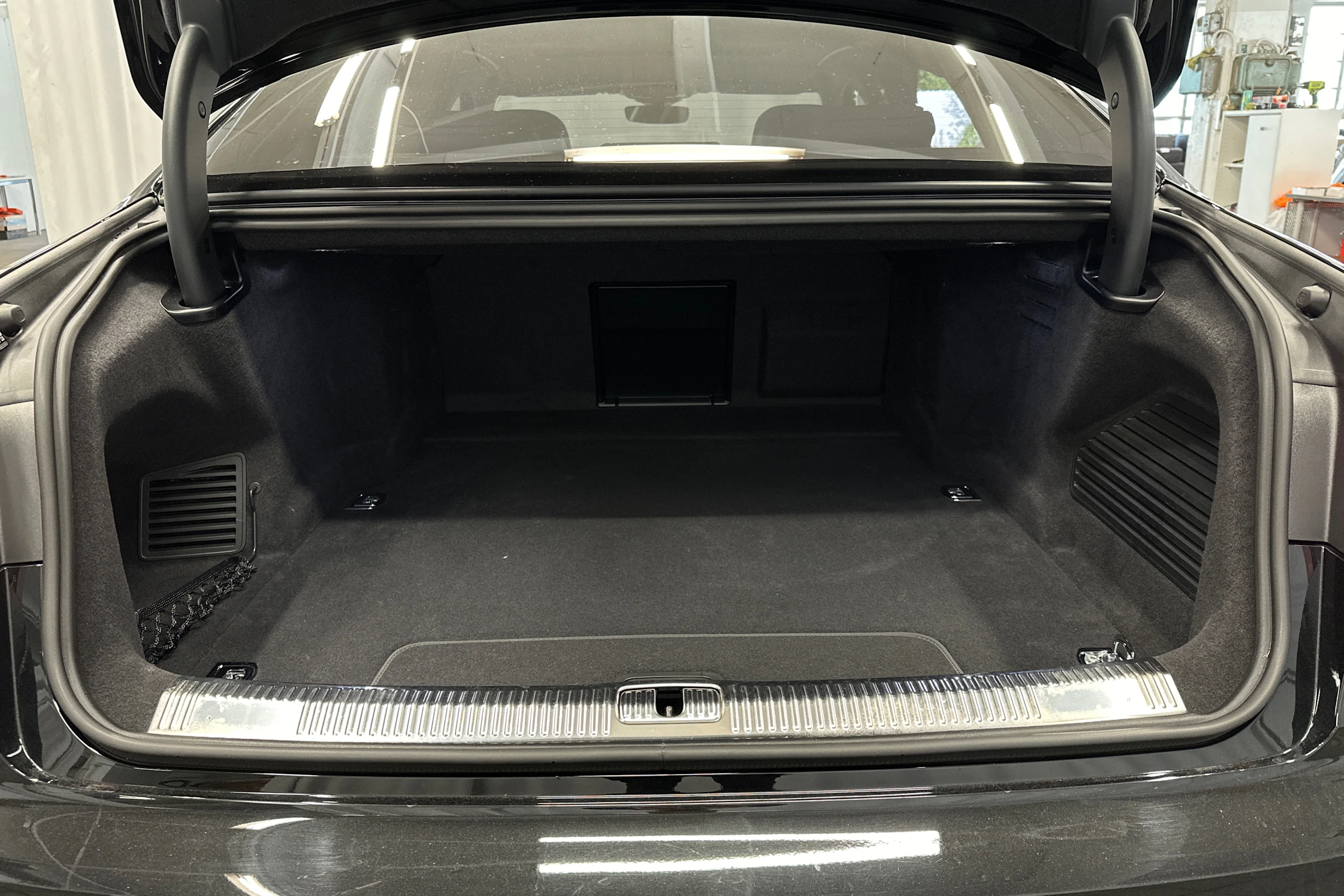 musta Audi A8 2025 kuva 11.