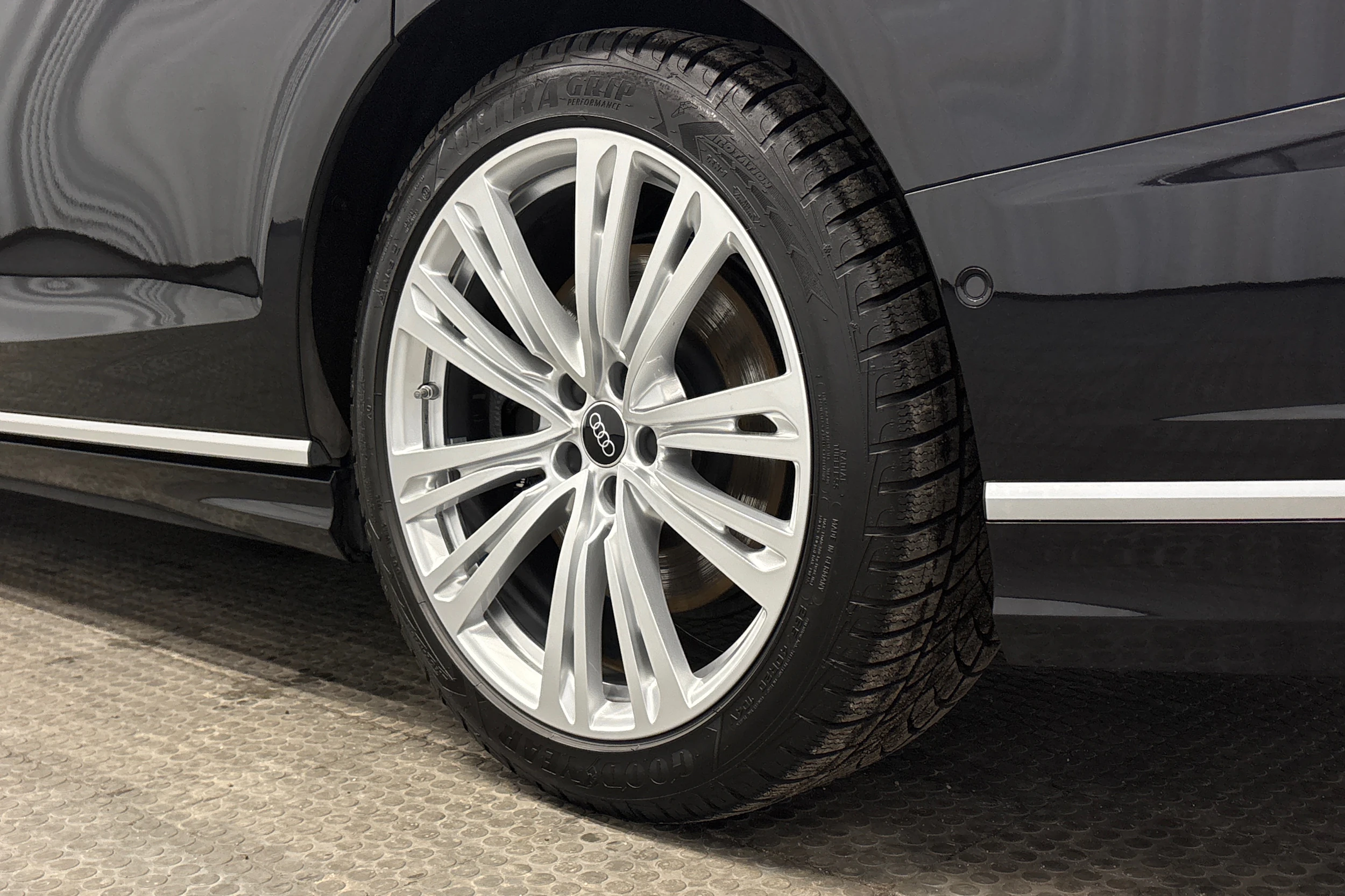 musta Audi A8 2025 kuva 10.