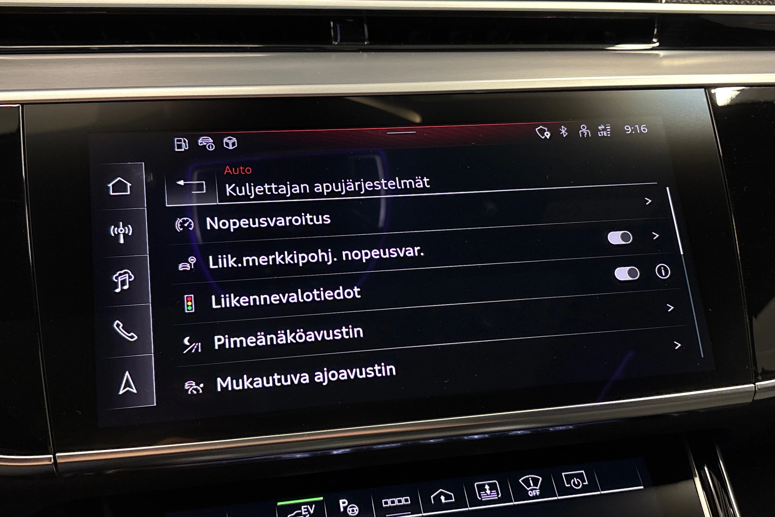 musta Audi A8 2025 kuva 31.