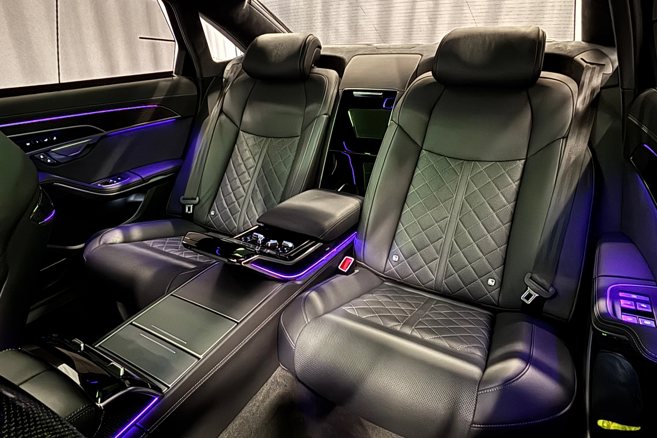 musta Audi A8 2025 kuva 39.