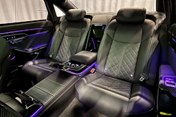 musta Audi A8 2025 kuva 39.