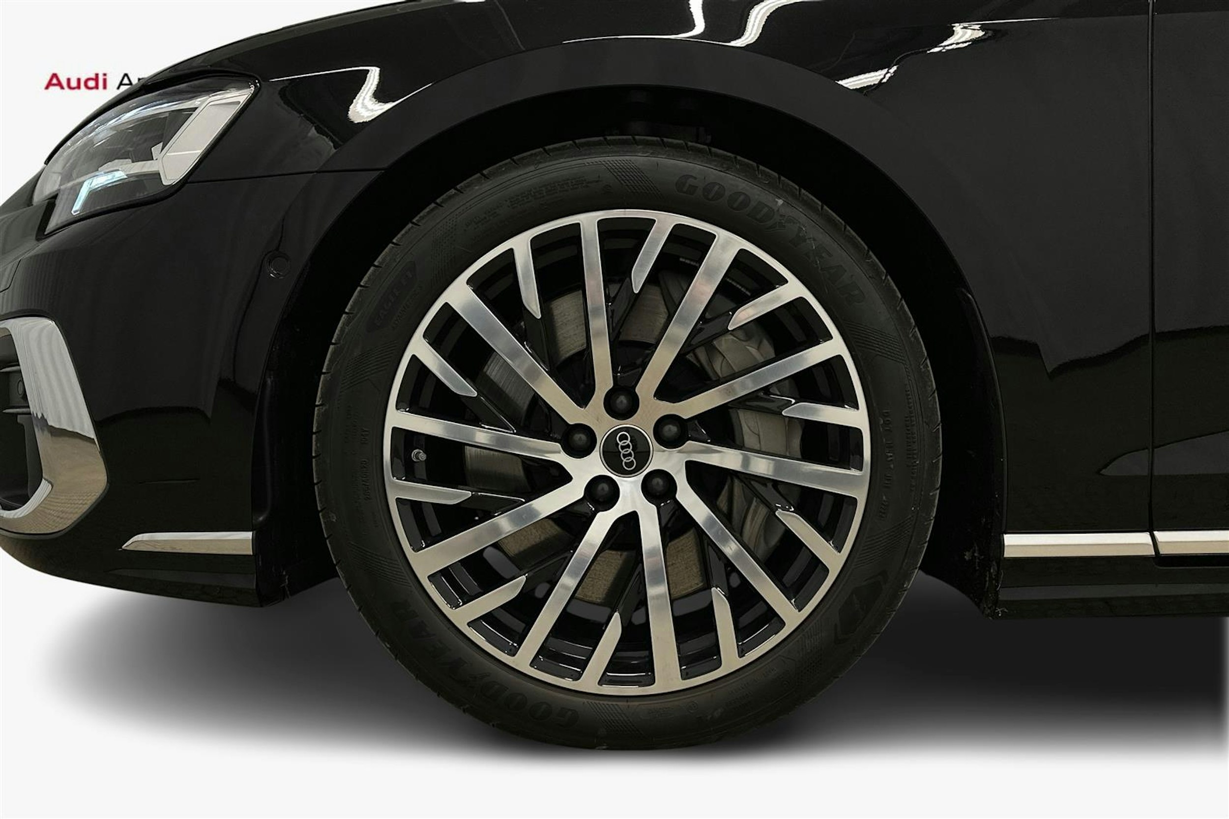 musta Audi A8 2025 kuva 9.