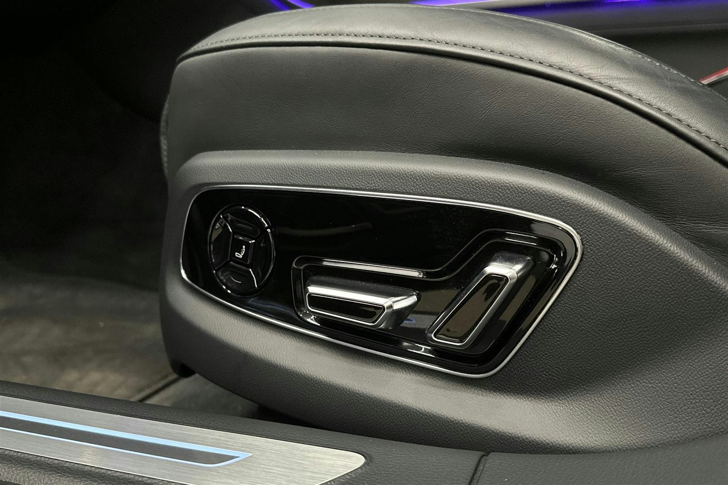 musta Audi A8 2025 kuva 28.