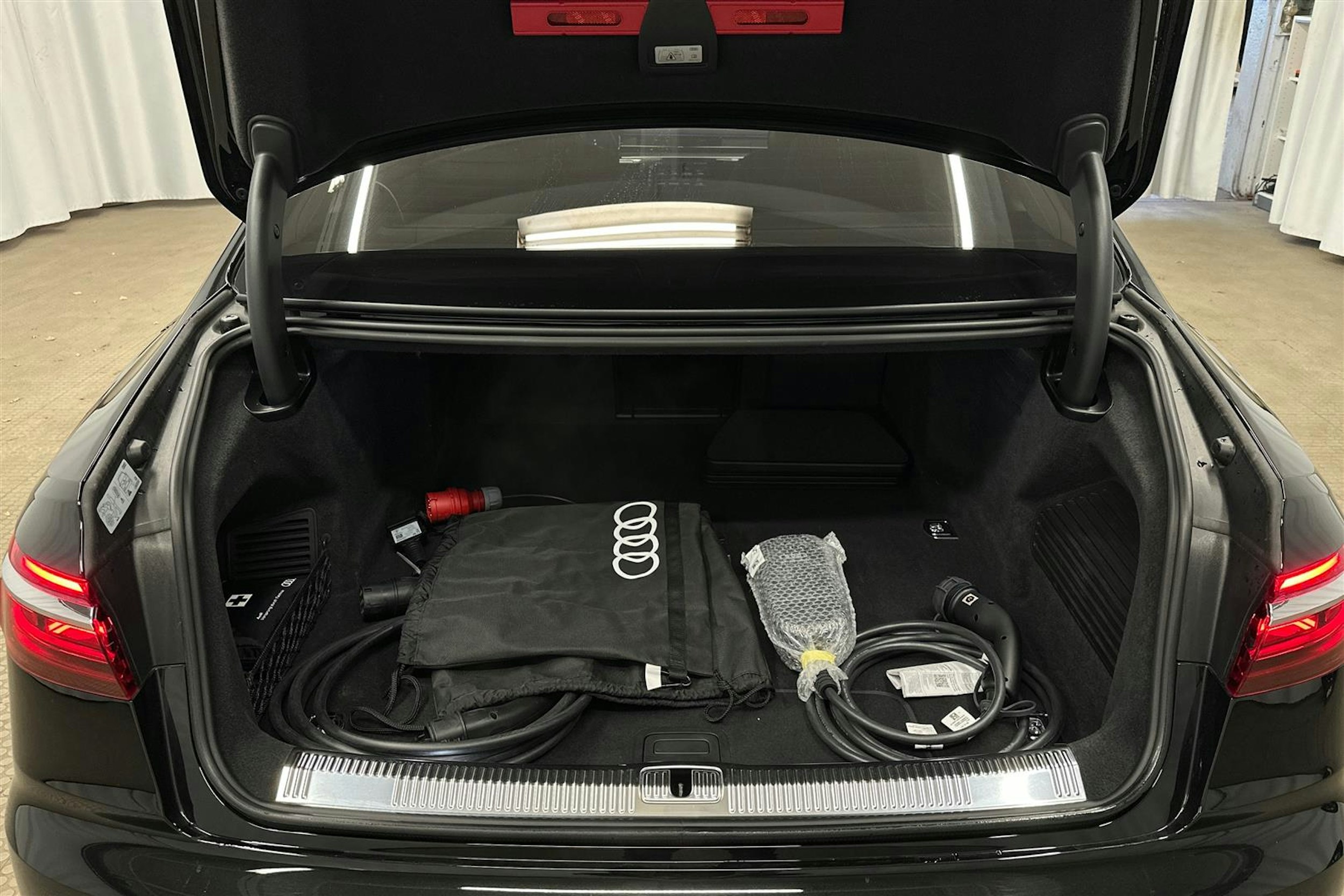 musta Audi A8 2025 kuva 34.