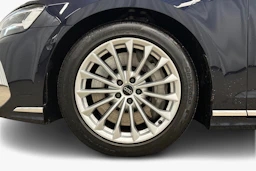 sininen Audi A8 2025 kuva 9.