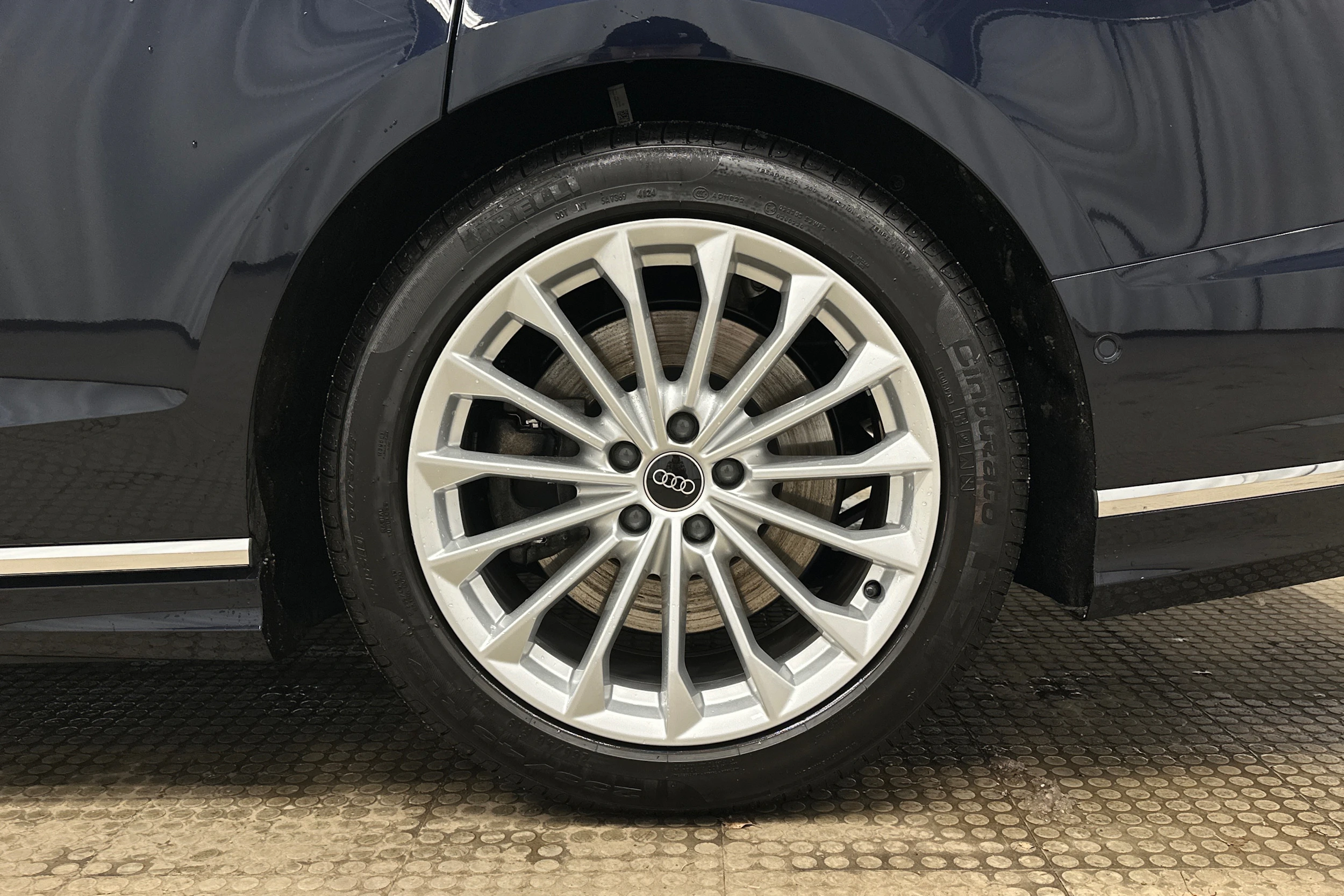 sininen Audi A8 2025 kuva 10.