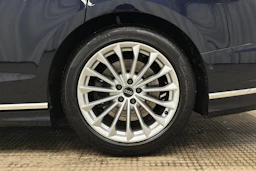 sininen Audi A8 2025 kuva 10.