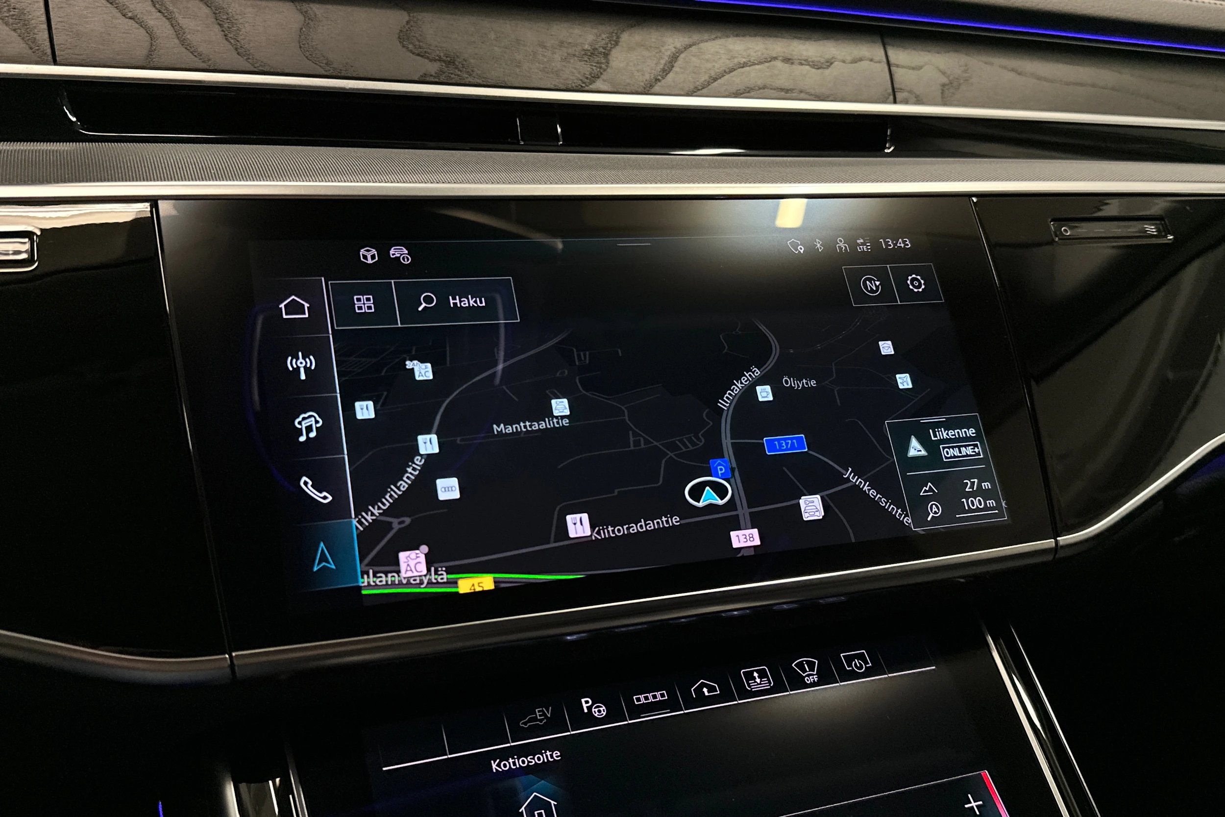 sininen Audi A8 2025 kuva 14.