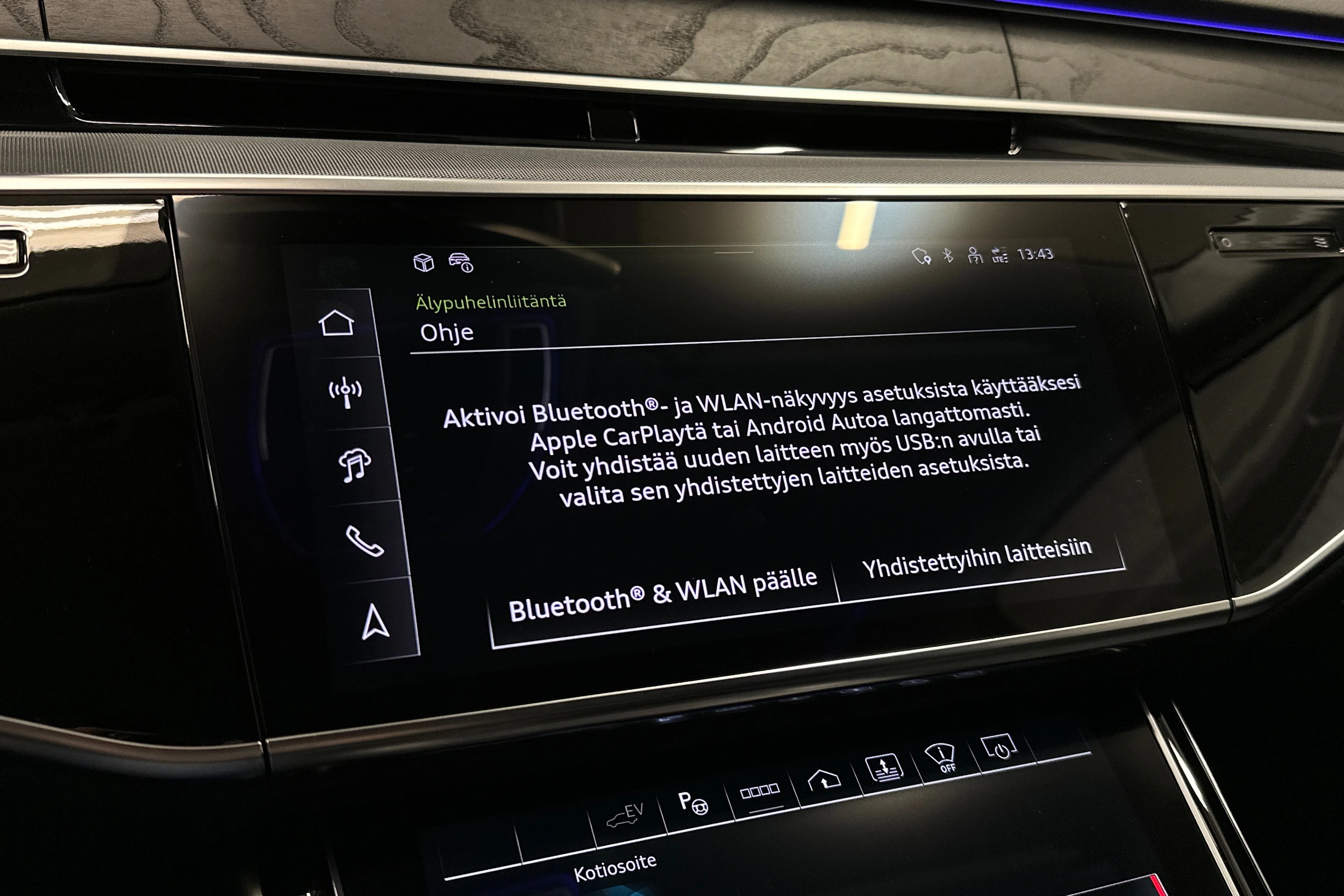 sininen Audi A8 2025 kuva 16.