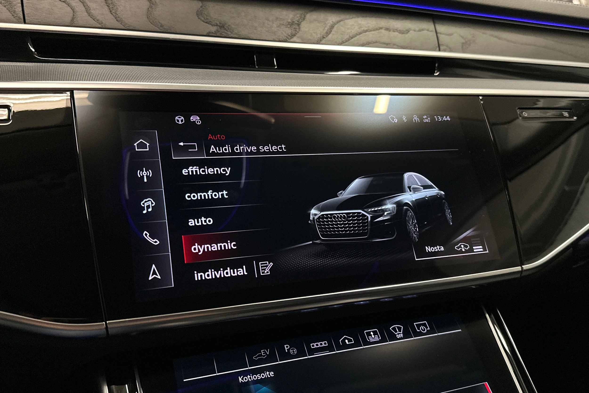 sininen Audi A8 2025 kuva 17.