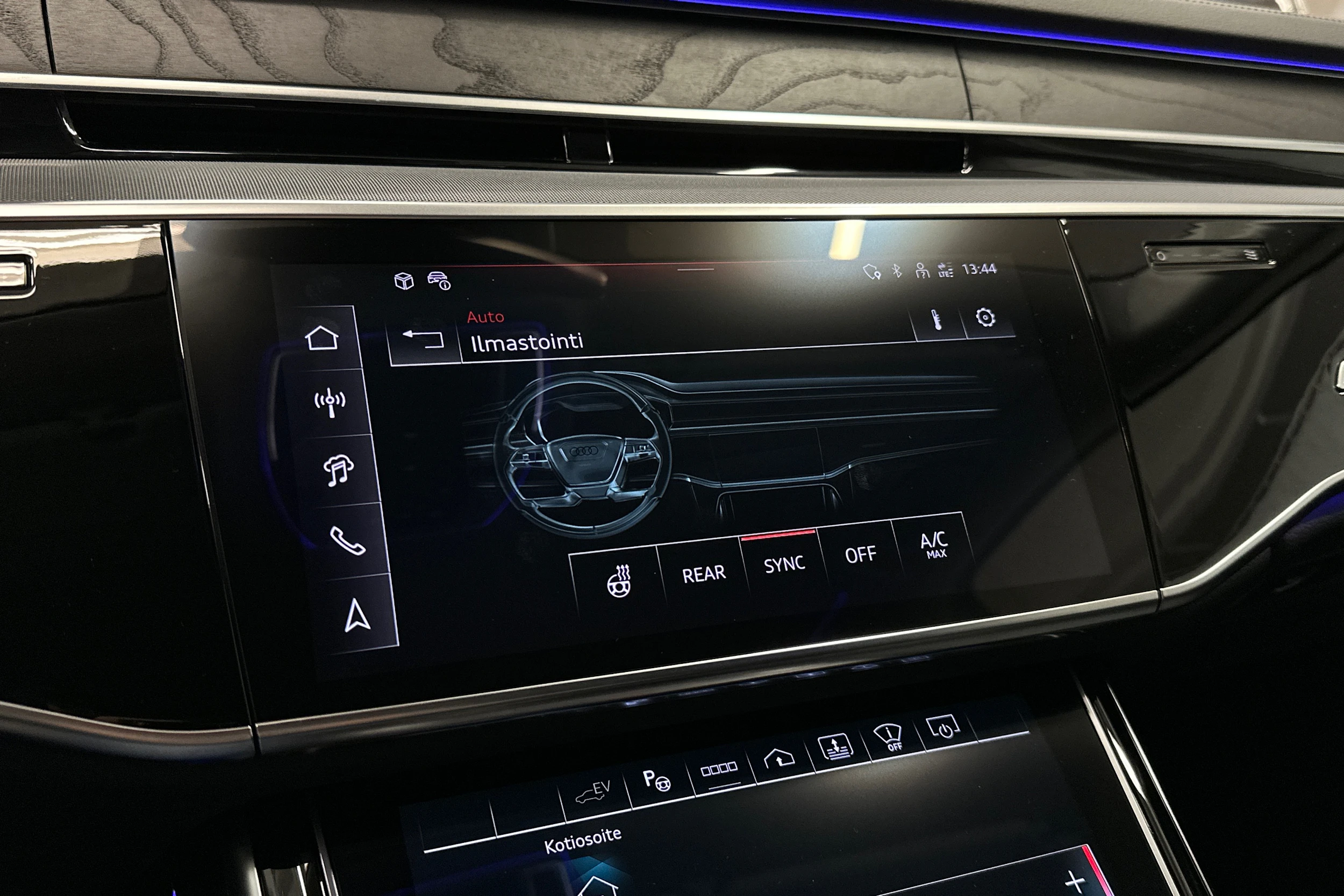 sininen Audi A8 2025 kuva 18.