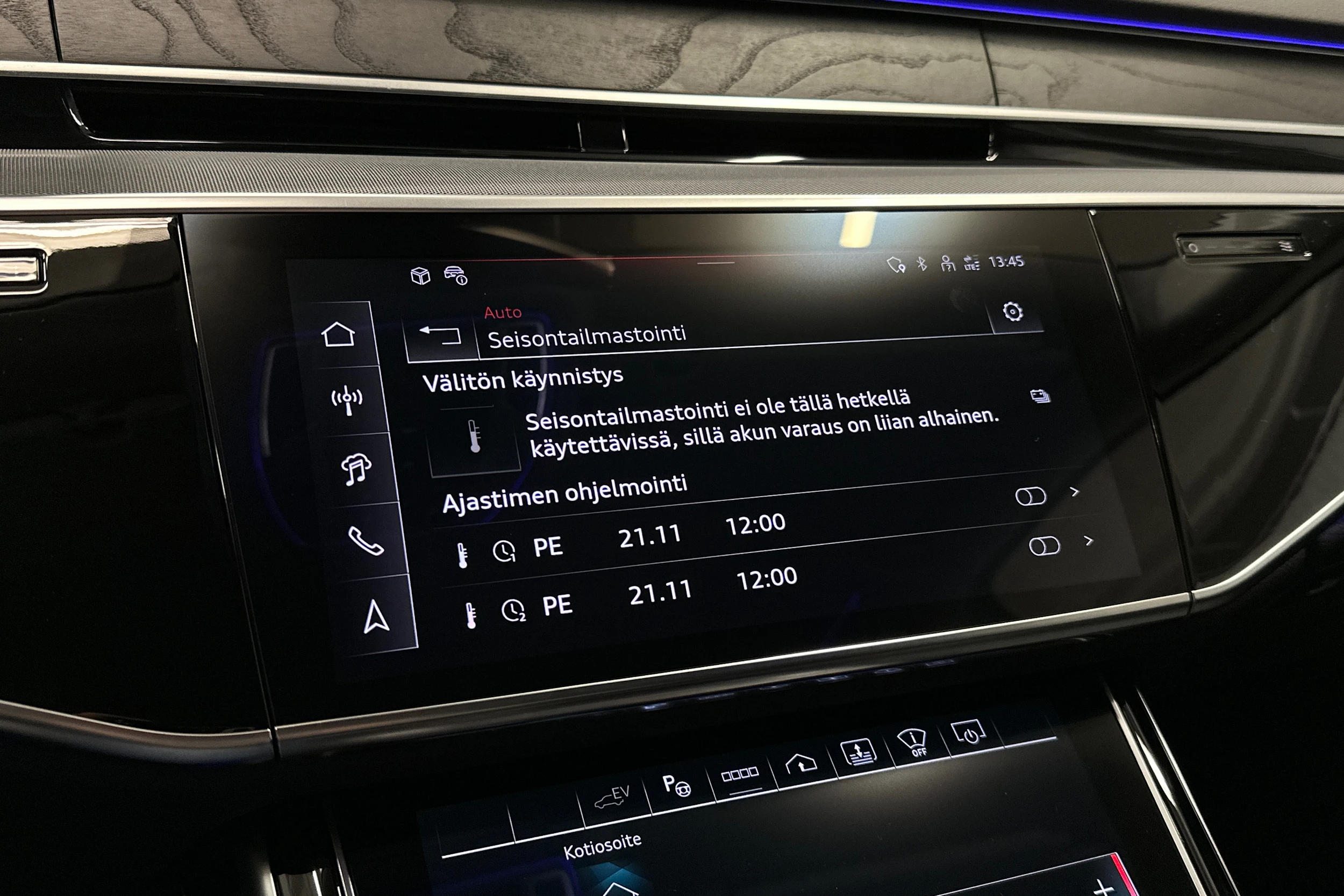 sininen Audi A8 2025 kuva 19.