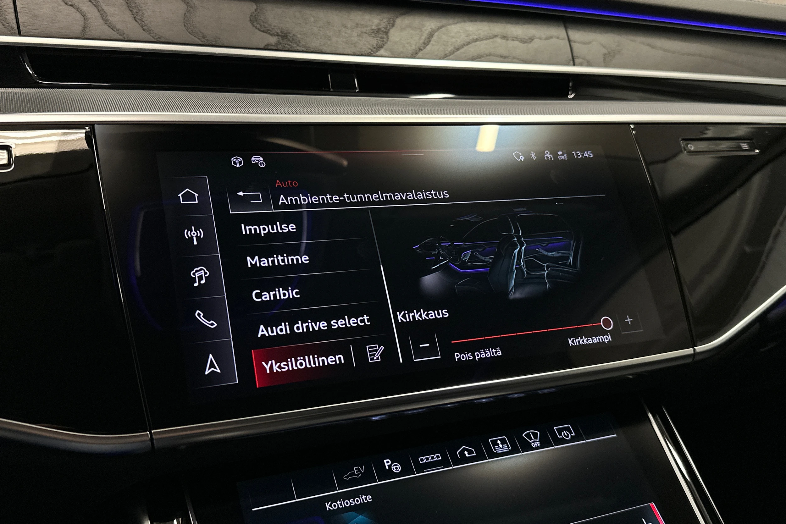 sininen Audi A8 2025 kuva 20.