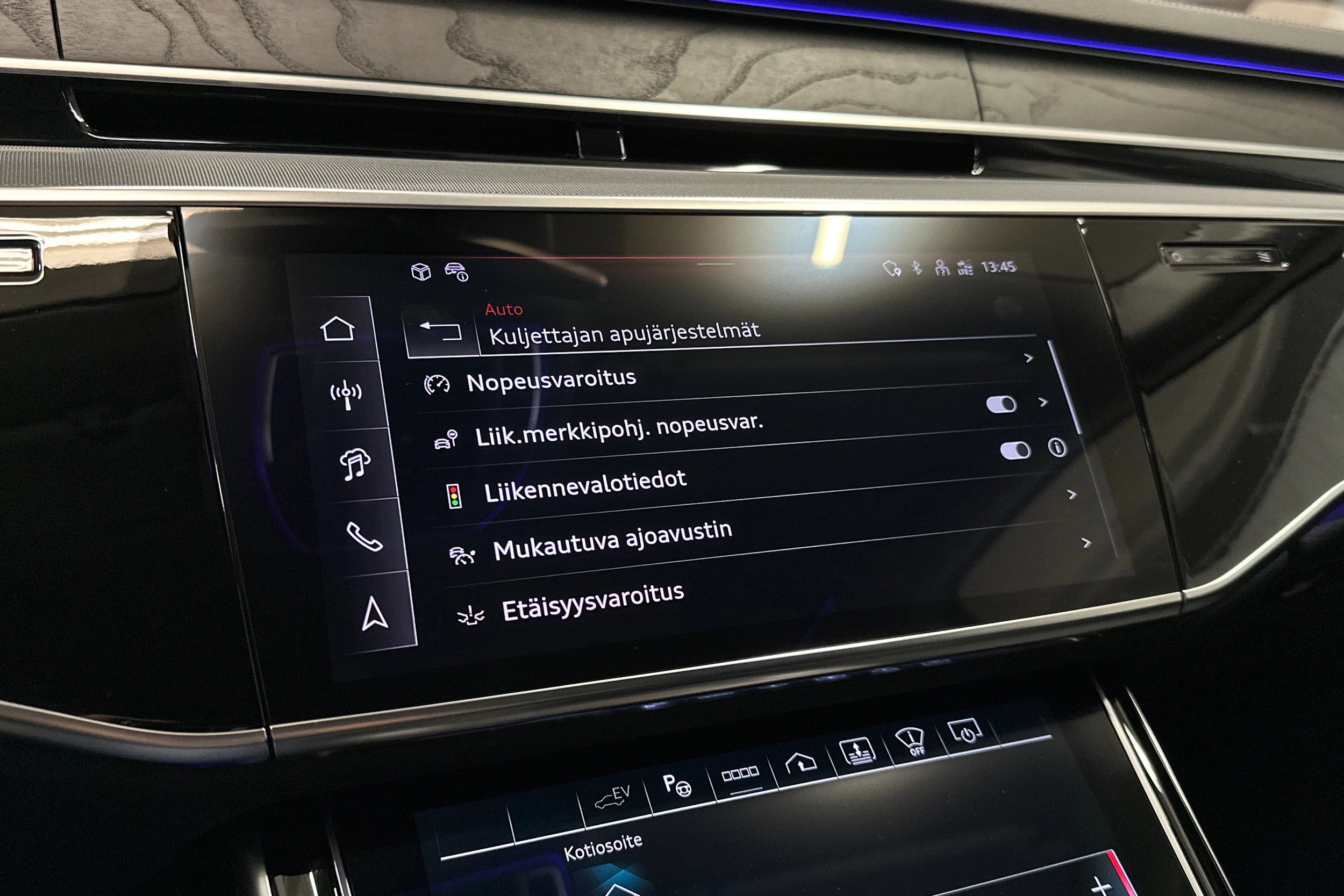 sininen Audi A8 2025 kuva 21.