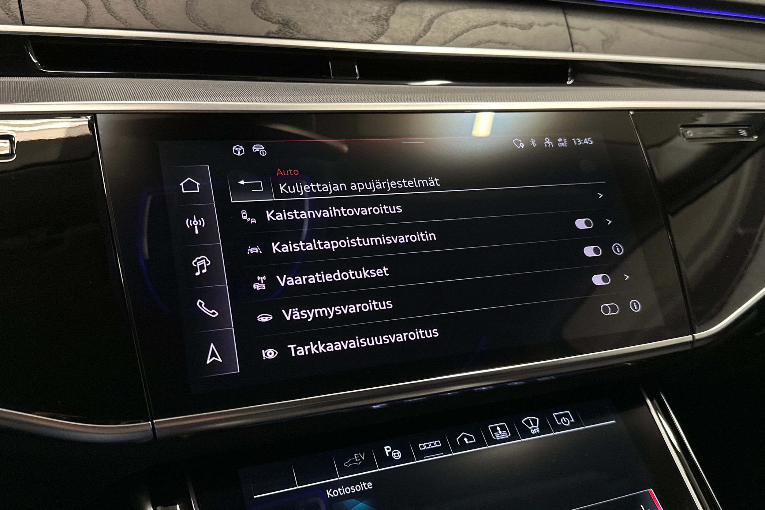 sininen Audi A8 2025 kuva 22.