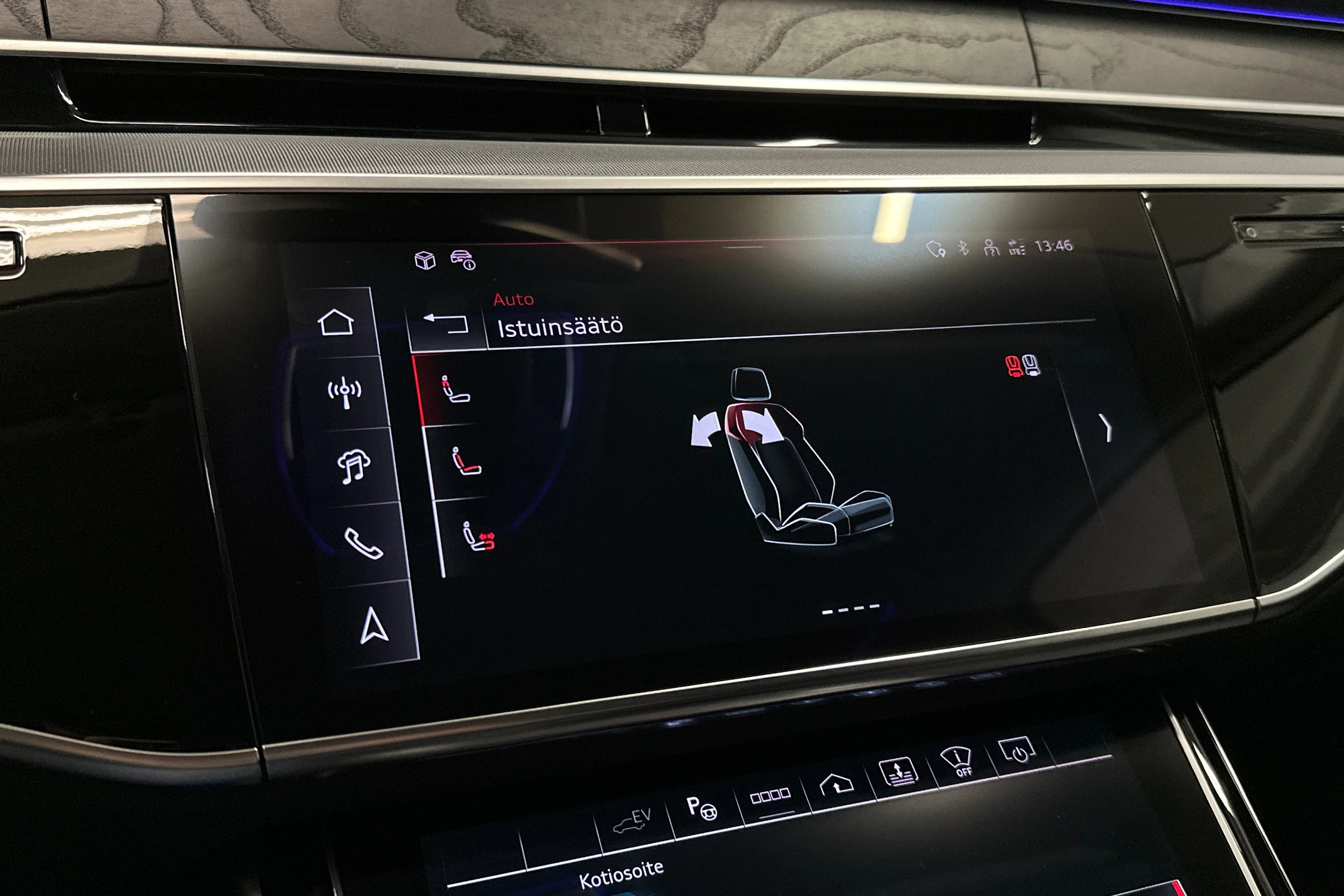sininen Audi A8 2025 kuva 23.