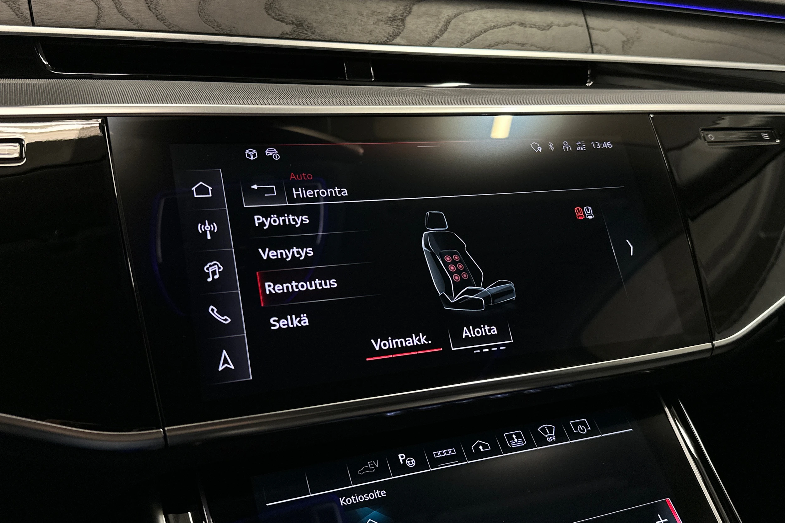sininen Audi A8 2025 kuva 24.