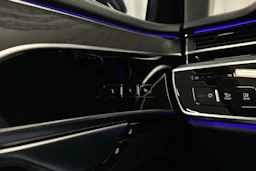 sininen Audi A8 2025 kuva 28.