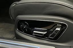 sininen Audi A8 2025 kuva 30.