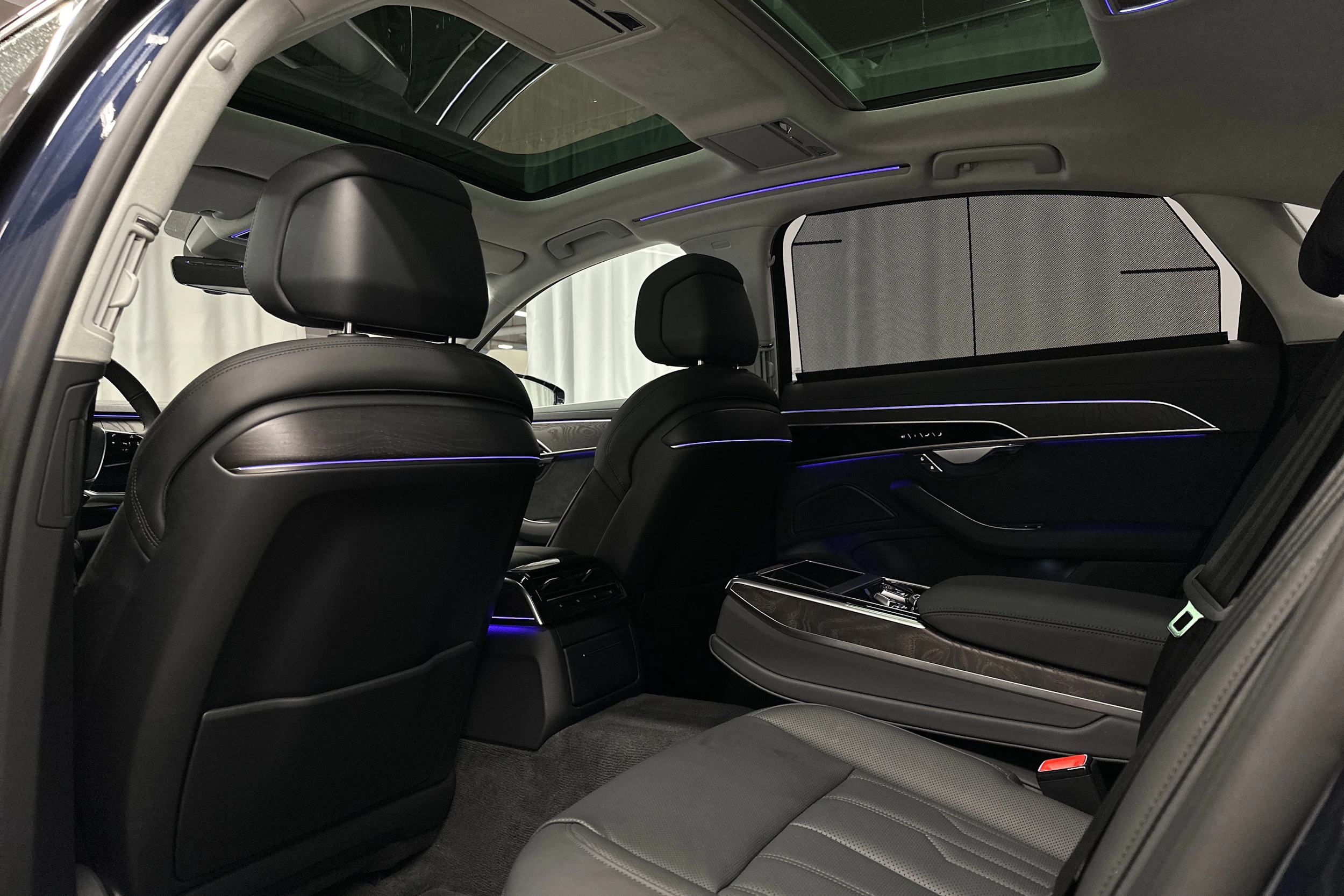 sininen Audi A8 2025 kuva 33.
