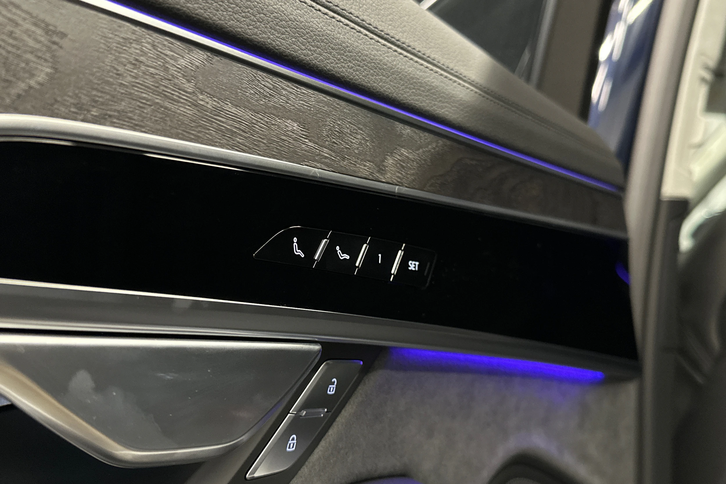 sininen Audi A8 2025 kuva 34.