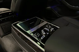 sininen Audi A8 2025 kuva 35.