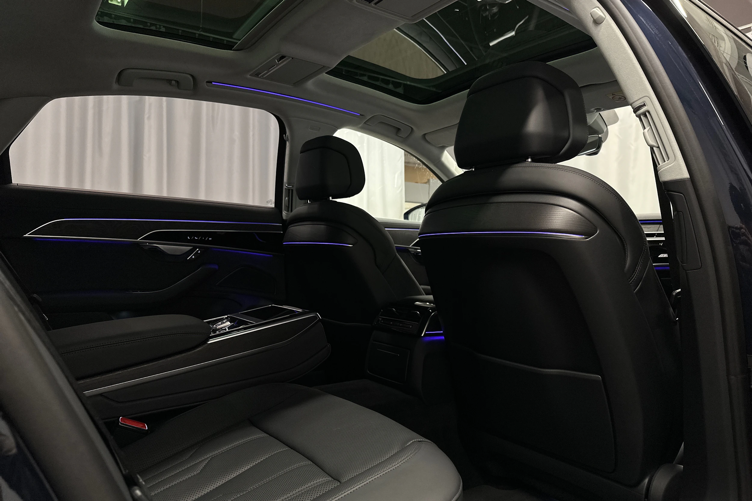 sininen Audi A8 2025 kuva 38.