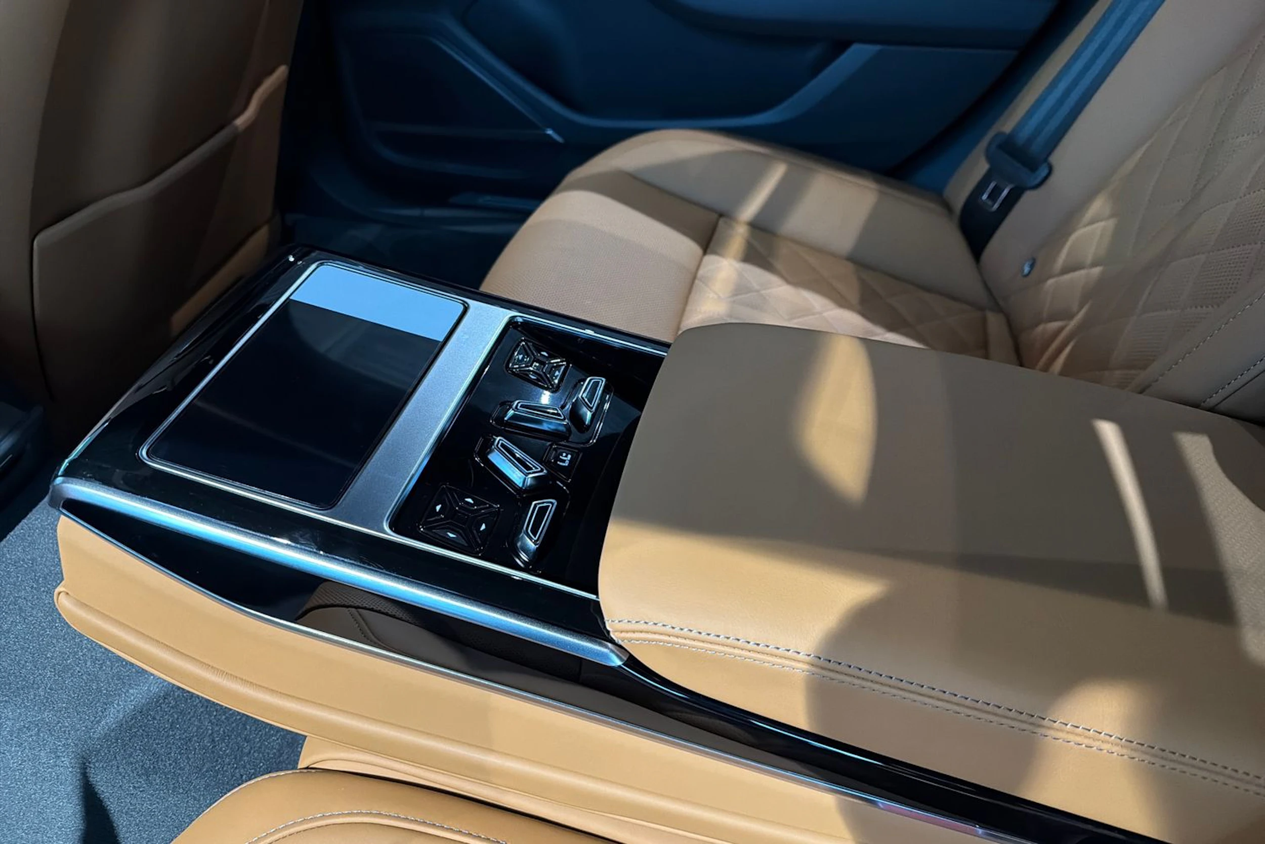 musta Audi A8 2026 kuva 14.