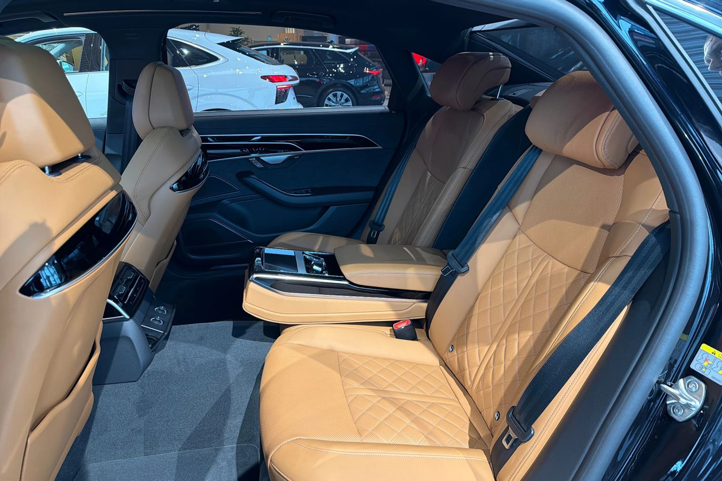 musta Audi A8 2026 kuva 15.