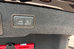 musta Audi A8 2026 kuva 17.