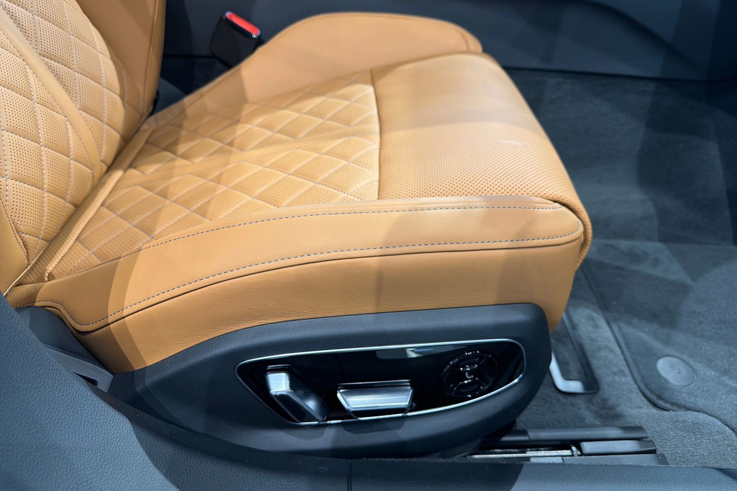 musta Audi A8 2026 kuva 23.