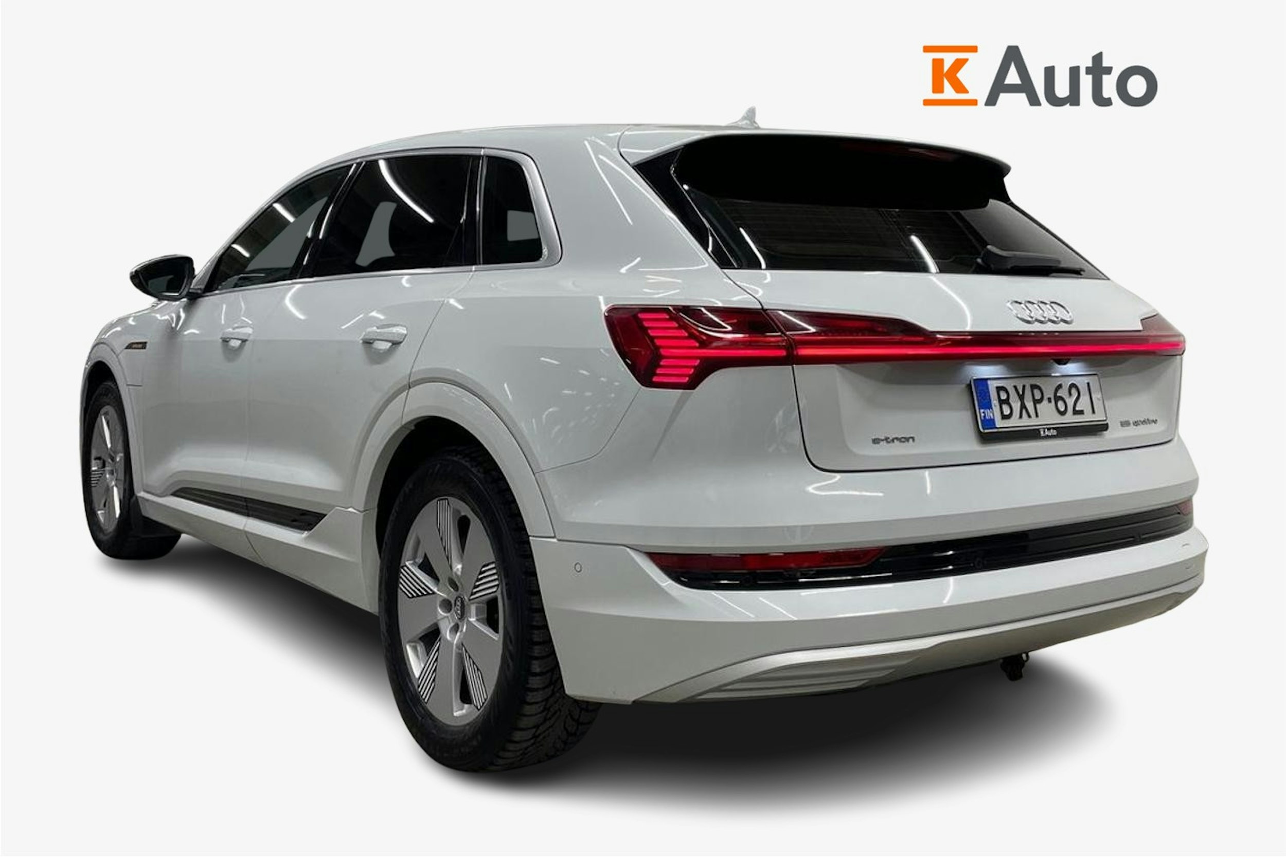 valkoinen Audi e-tron 2019 kuva 2.