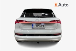valkoinen Audi e-tron 2019 kuva 3.