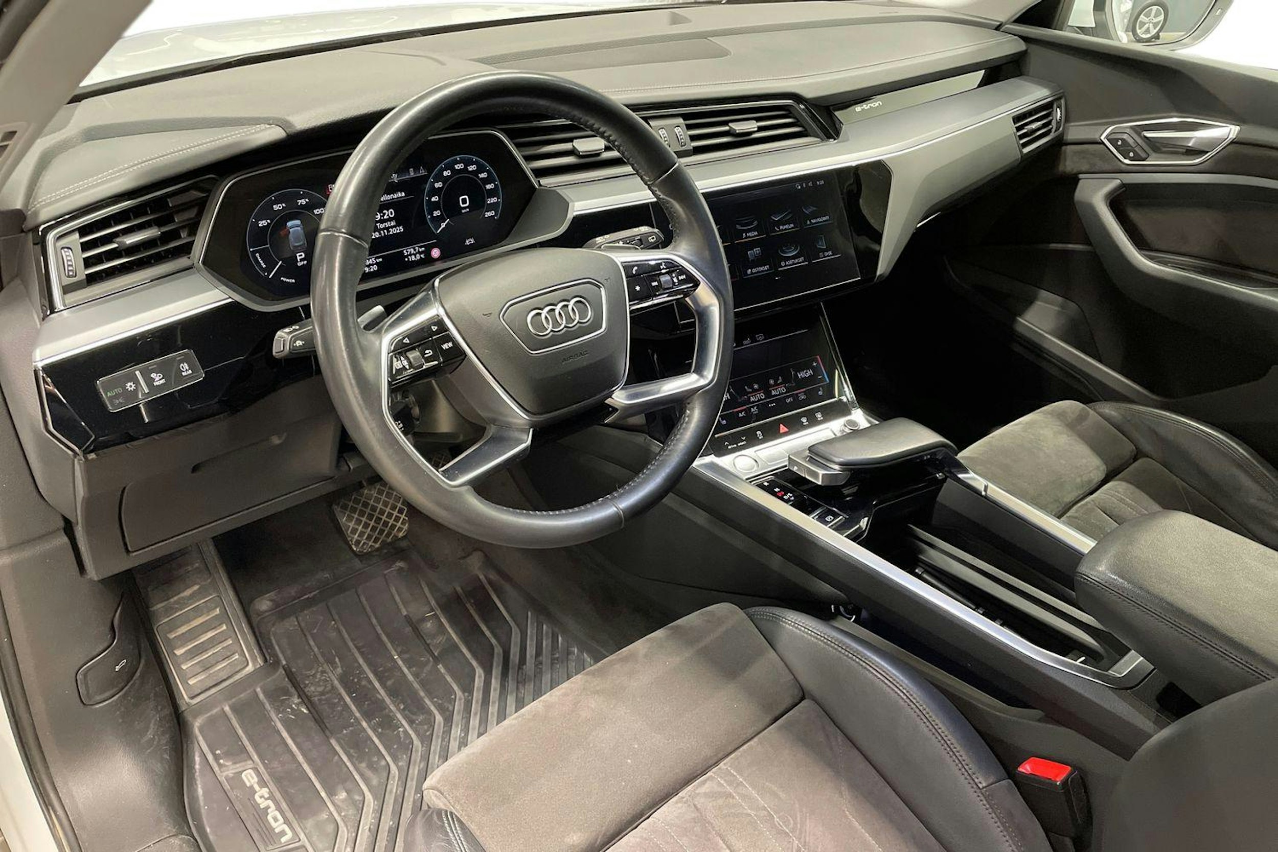 valkoinen Audi e-tron 2019 kuva 7.