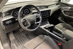valkoinen Audi e-tron 2019 kuva 7.