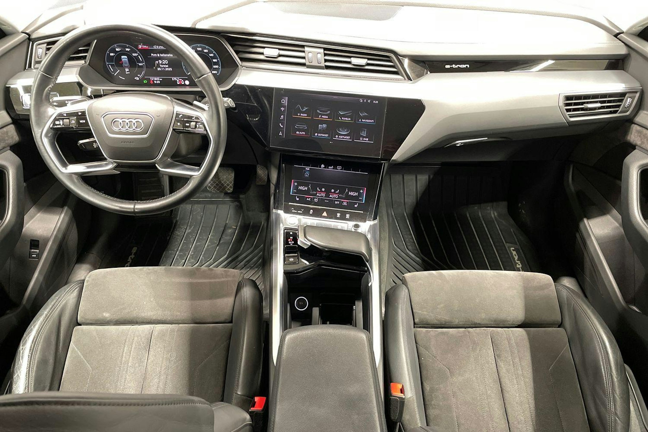 valkoinen Audi e-tron 2019 kuva 9.