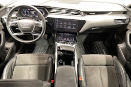 valkoinen Audi e-tron 2019 kuva 9.