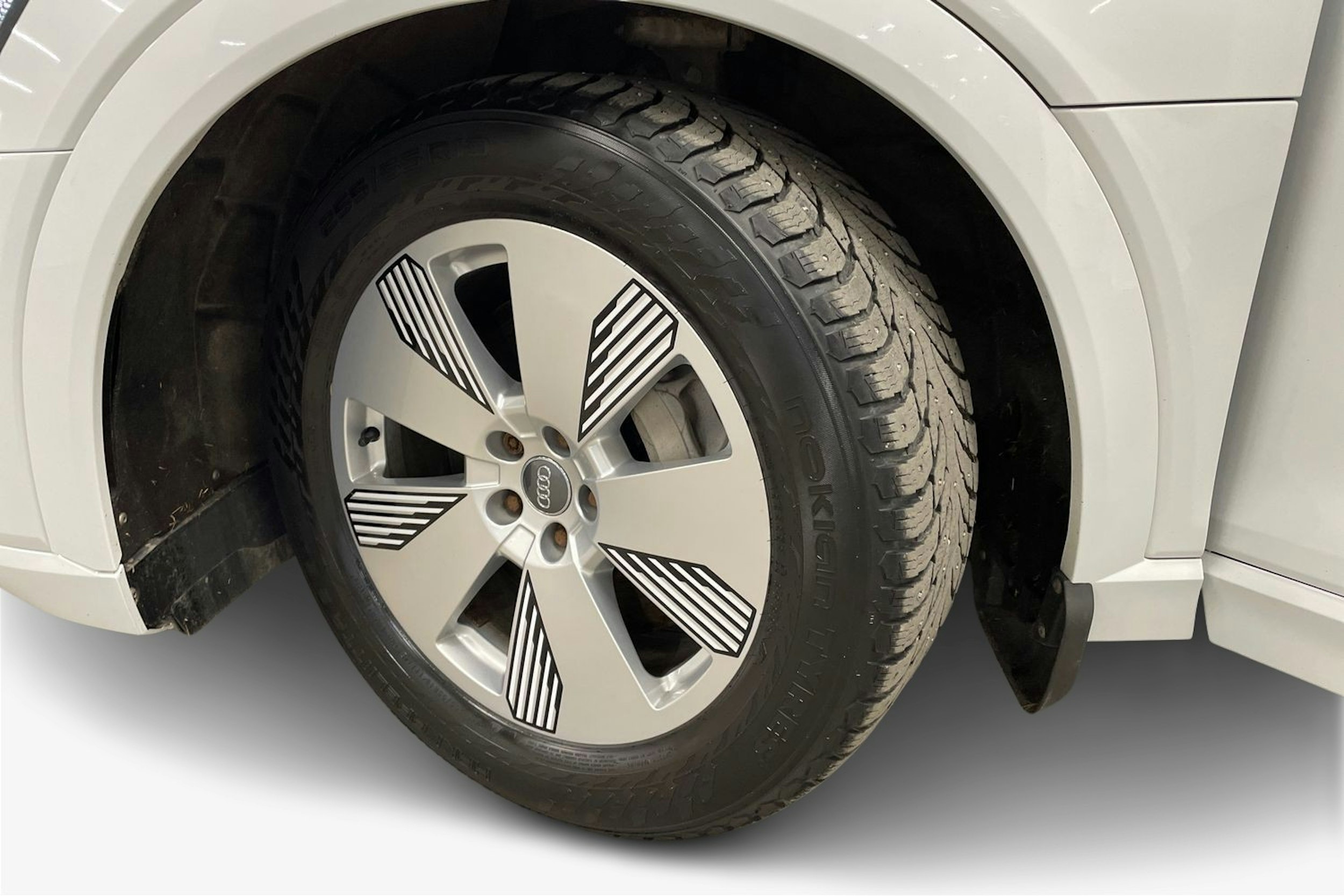 valkoinen Audi e-tron 2019 kuva 11.